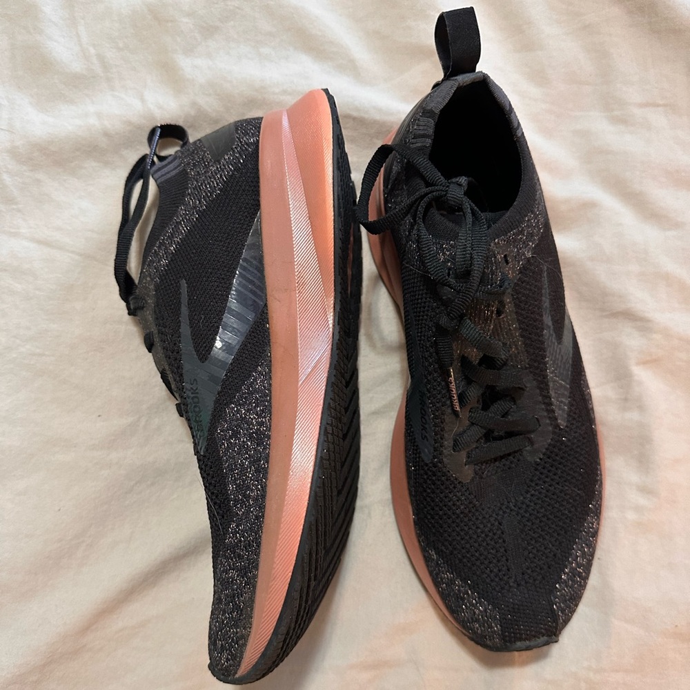 Brooks Levitate women’s size 7 black and pink